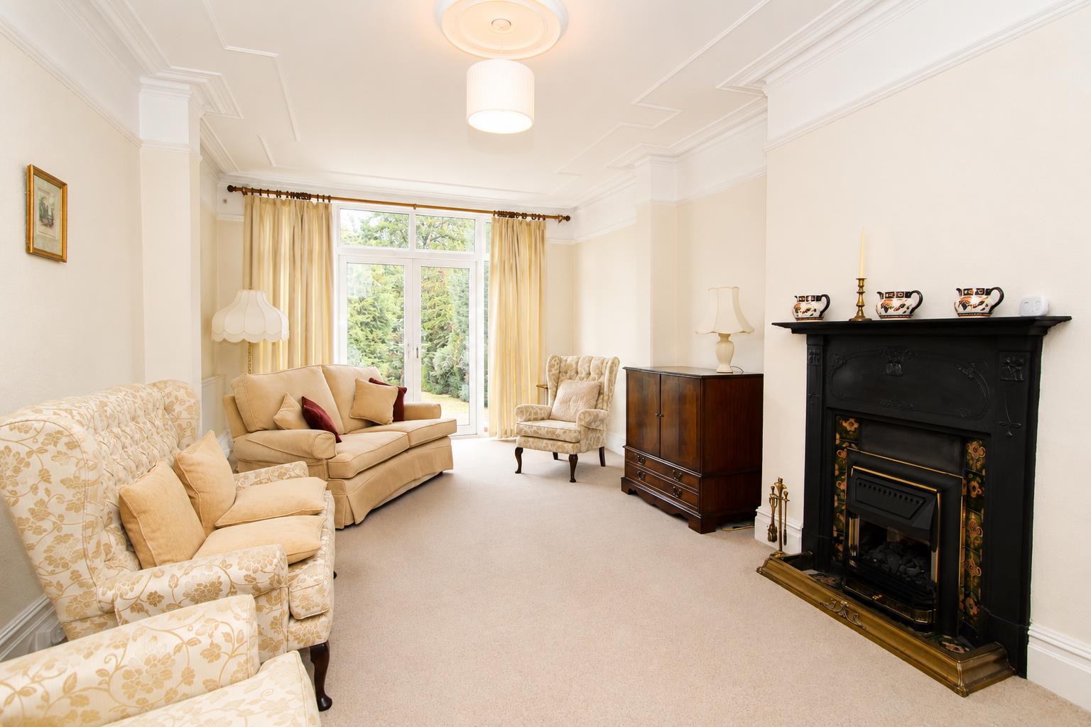 5 bed property in Grosvenor Avenue, Carshalton
